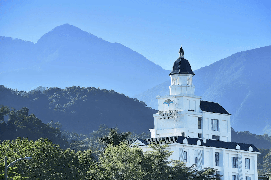 午後光影落在城市與山城之間，跟著福容徠旅住進一段不急著離開的台灣行程