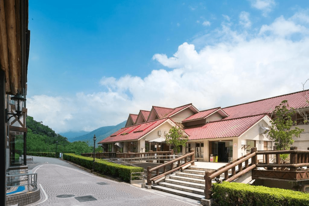 沿著山路走進雲霧深處，整理太平山住宿選擇，找一晚真正貼近森林的落腳點