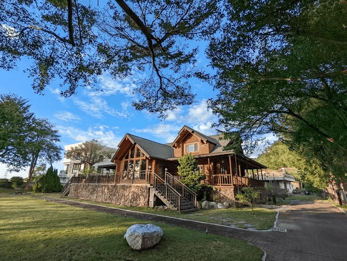 在苗栗找一間包棟住宿，把廚房、客廳和夜晚的談笑聲，都留給同一個屋簷下