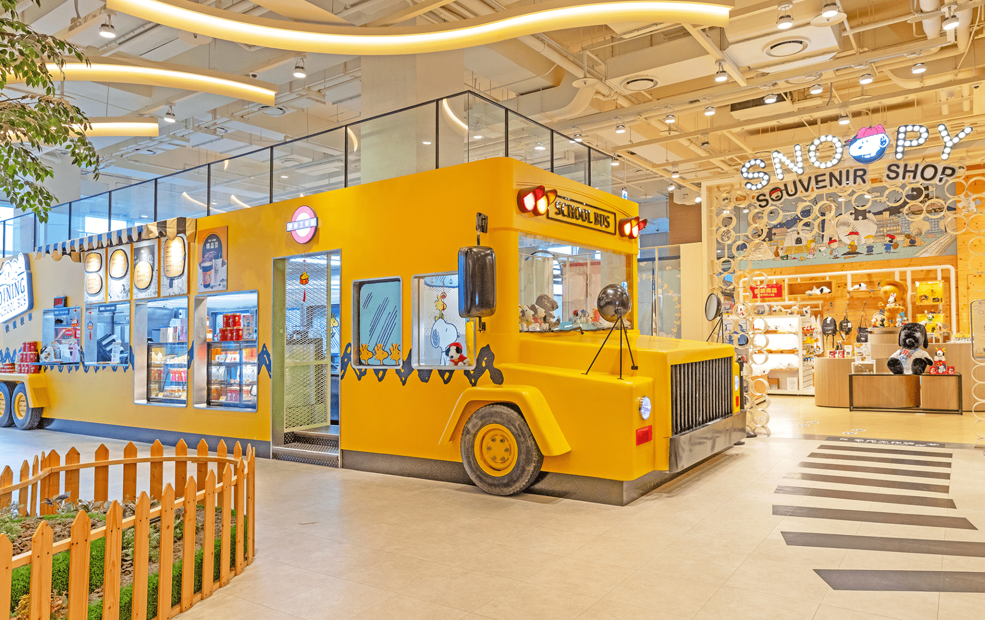 史努比雜貨鋪內豐富的文創商品