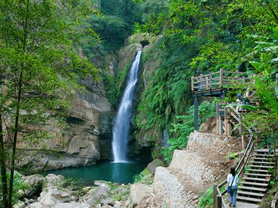 嘉義梅山瑞里順著石階往下走，雲潭瀑布在水氣與綠意之間慢慢展開