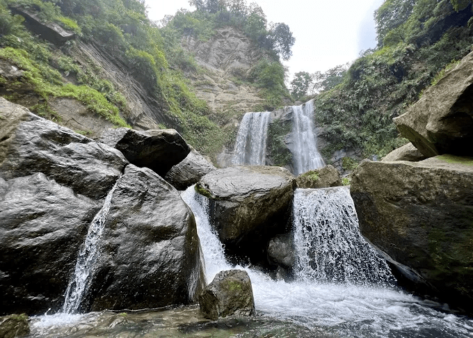 嘉義梅山瑞里順著石階往下走，雲潭瀑布在水氣與綠意之間慢慢展開