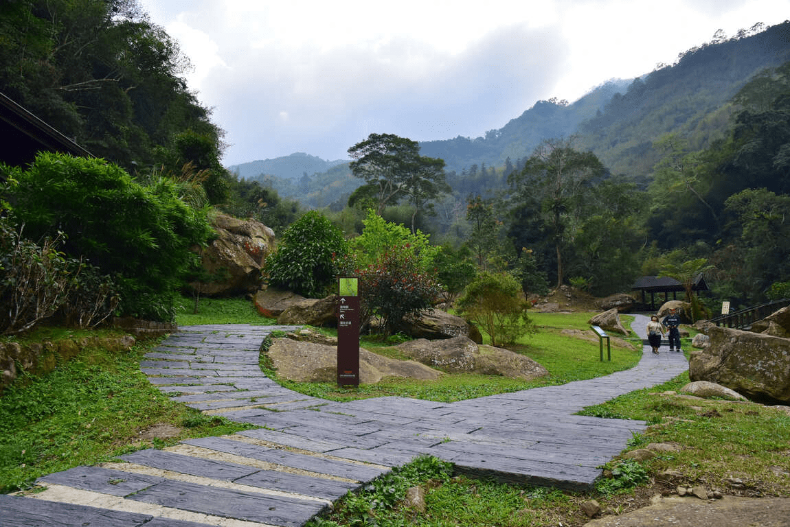 嘉義梅山瑞里順著石階往下走，雲潭瀑布在水氣與綠意之間慢慢展開