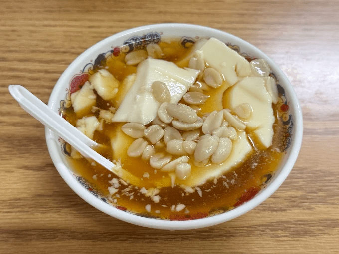 嘉義梅山瑞里順著石階往下走，雲潭瀑布在水氣與綠意之間慢慢展開