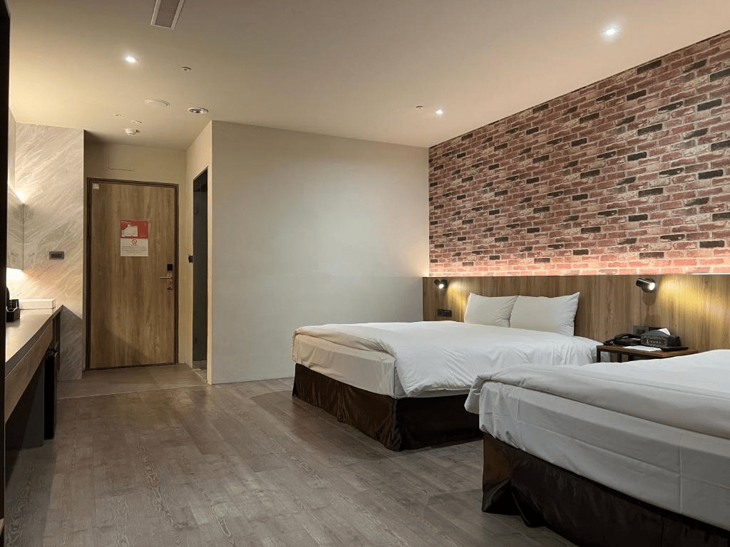 傍晚走進北港朝天宮周邊，在老城街燈亮起前找到一晚剛好的住宿位置