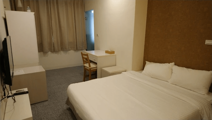 傍晚走進北港朝天宮周邊，在老城街燈亮起前找到一晚剛好的住宿位置