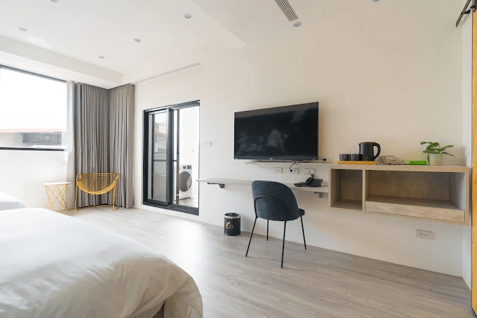 天色暗下來的台中街頭，把一天的移動收進一間安靜舒適的住宿，讓旅程慢慢沉澱