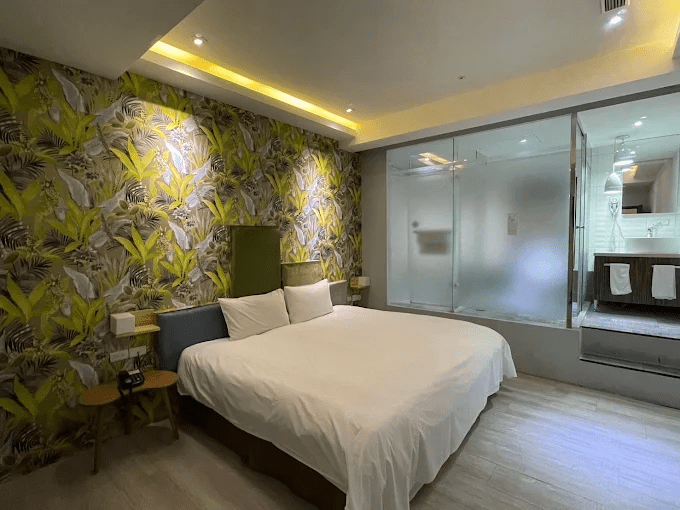 天色暗下來的台中街頭，把一天的移動收進一間安靜舒適的住宿，讓旅程慢慢沉澱