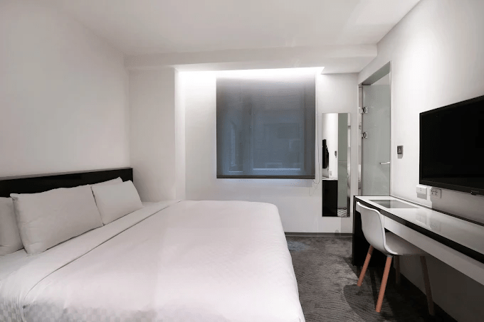 天色暗下來的台中街頭，把一天的移動收進一間安靜舒適的住宿，讓旅程慢慢沉澱