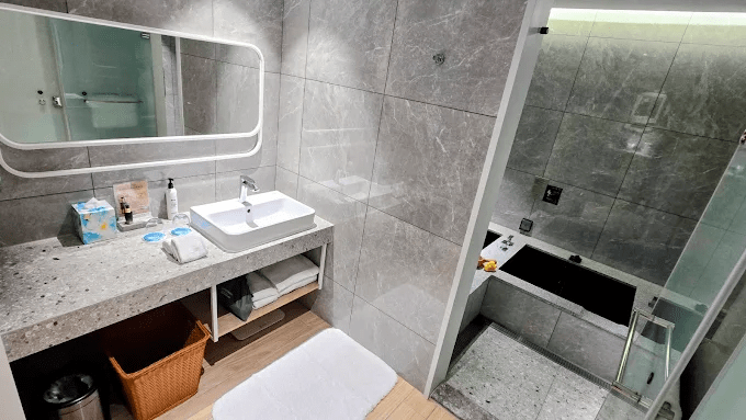 沿著湖岸走進日月潭力麗溫德姆溫泉酒店，把行程留給泡湯與夜晚的安靜時刻