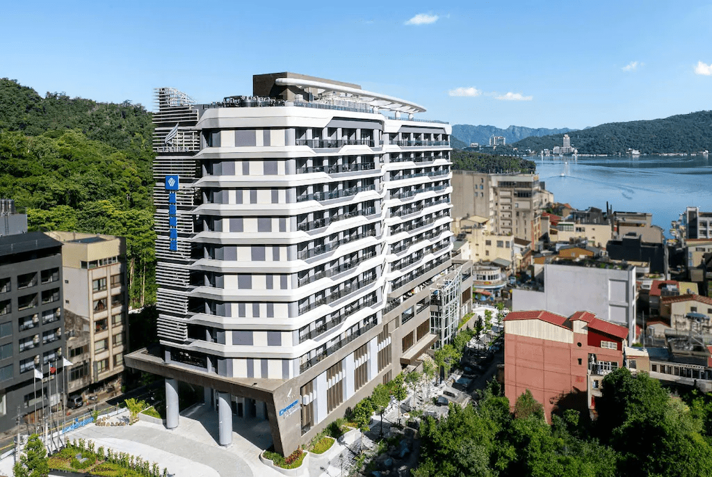 沿著湖岸走進日月潭力麗溫德姆溫泉酒店，把行程留給泡湯與夜晚的安靜時刻