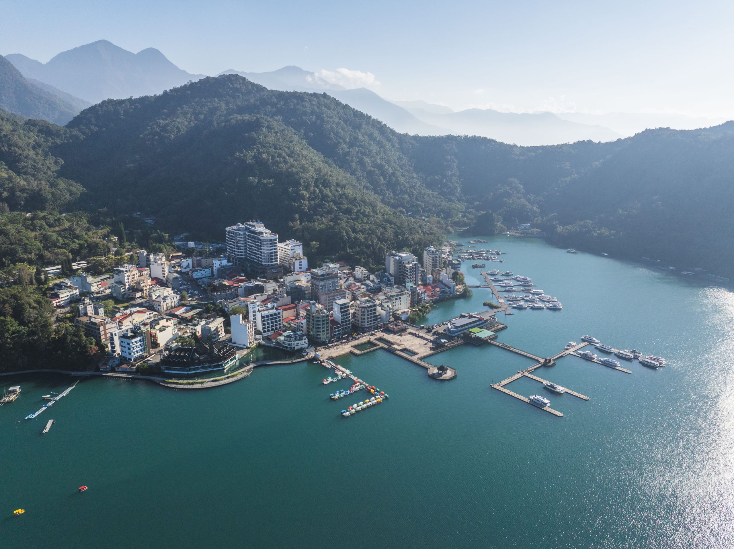 沿著湖岸走進日月潭力麗溫德姆溫泉酒店，把行程留給泡湯與夜晚的安靜時刻