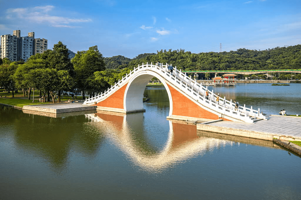 當湖水映出拱橋與樹影，走進內湖大湖公園，在落羽松轉紅的時節慢下來