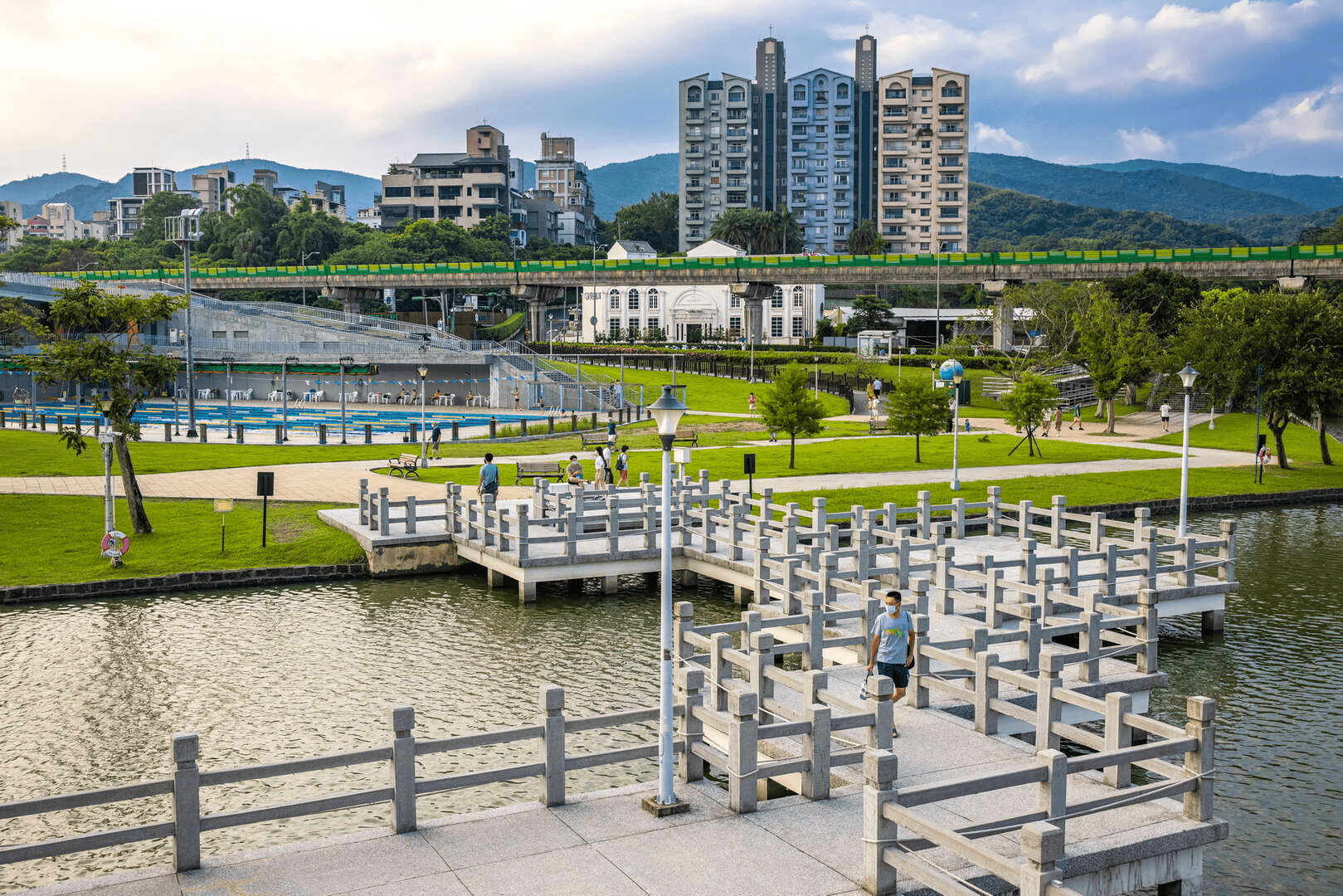 當湖水映出拱橋與樹影,走進內湖大湖公園,在落羽松轉紅的時節慢下來