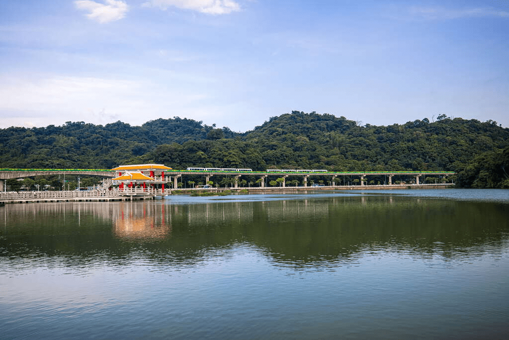 當湖水映出拱橋與樹影,走進內湖大湖公園,在落羽松轉紅的時節慢下來