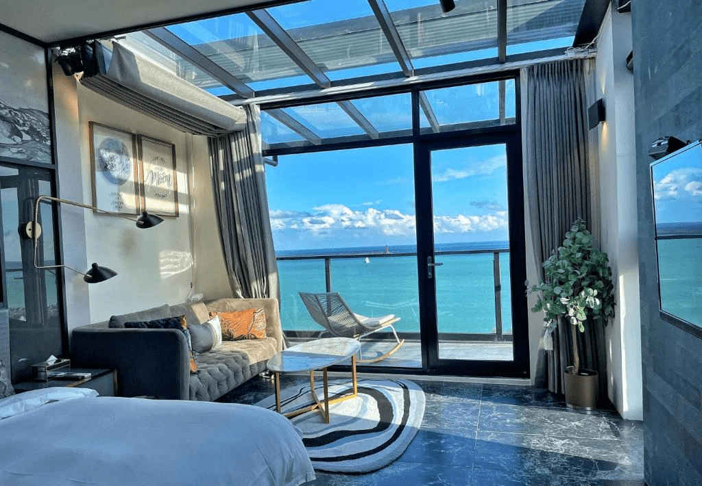 在花蓮找一間面海的房間，讓漫漫日出海景民宿陪你迎接晨光與浪聲