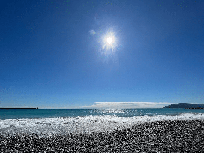 在花蓮找一間面海的房間，讓漫漫日出海景民宿陪你迎接晨光與浪聲