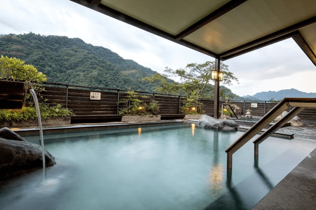 離開城市後在新北三峽落腳，大板根森林溫泉酒店用雨林與溫泉陪你過一夜