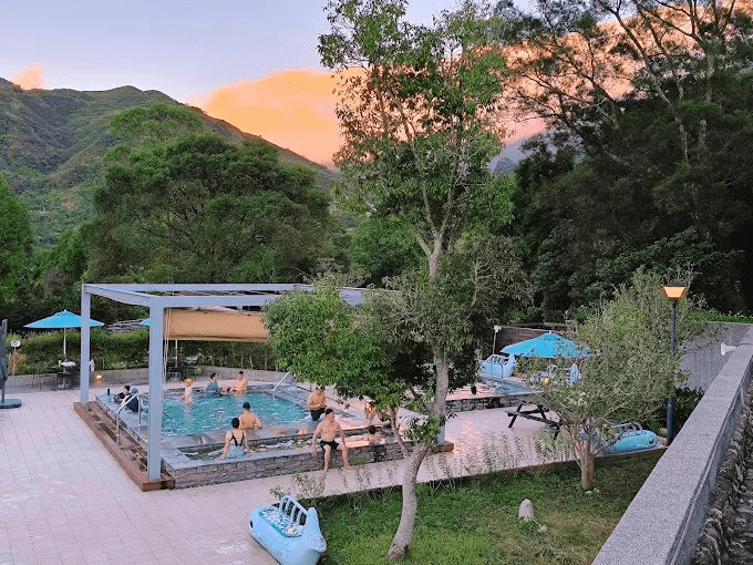 離開城市後轉進桃園溫泉風景裡,用一場安靜的泡湯行程重新呼吸