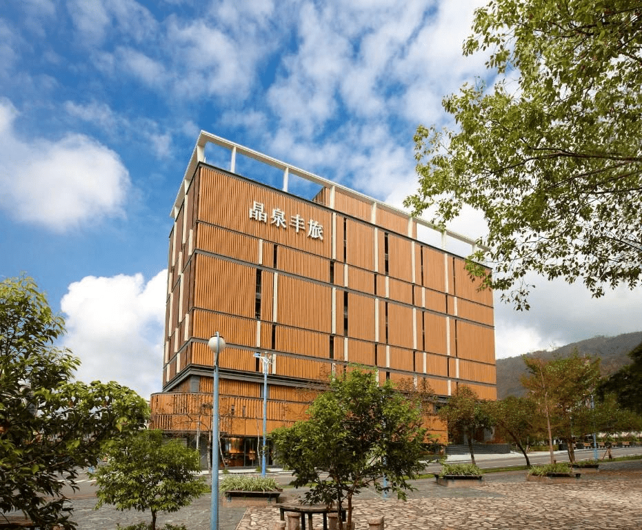 在繁華的礁溪市中心，晶泉丰旅提供了一處難得的安靜角落