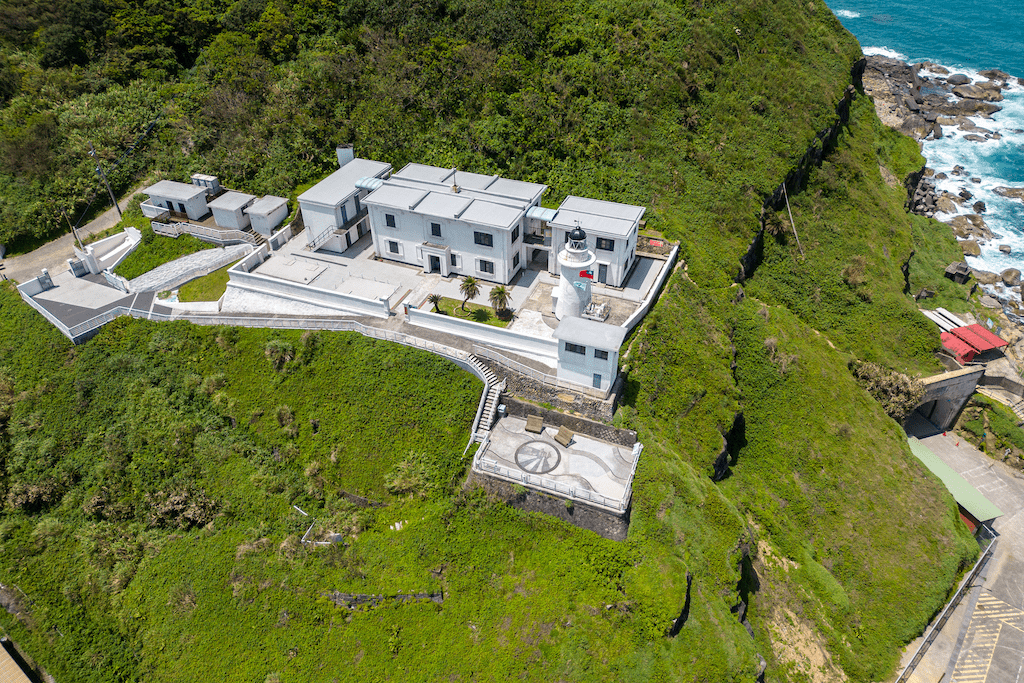 沿著基隆港西岸慢慢走向燈塔高處，在夕光裡看見城市與海的交界