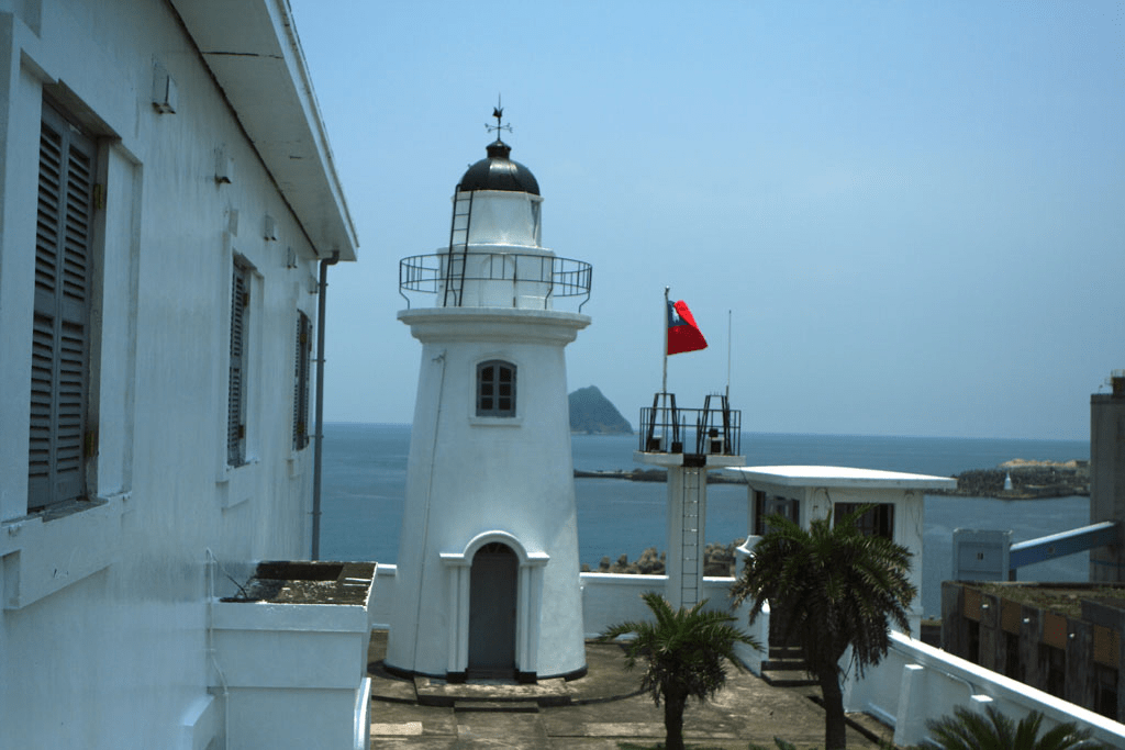 沿著基隆港西岸慢慢走向燈塔高處，在夕光裡看見城市與海的交界