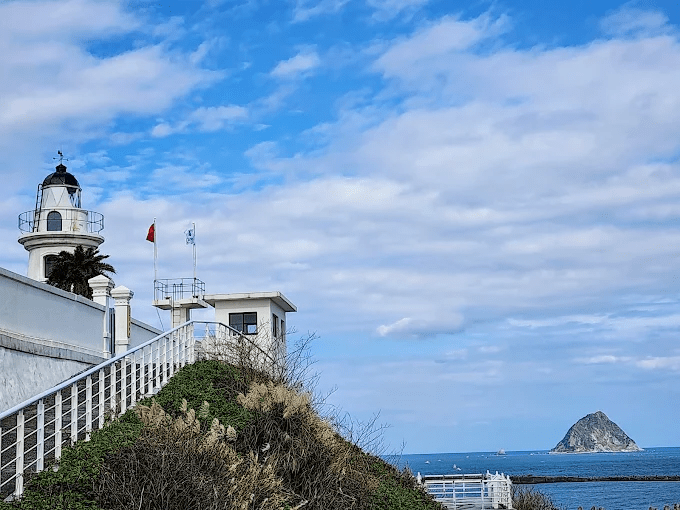 沿著基隆港西岸慢慢走向燈塔高處，在夕光裡看見城市與海的交界