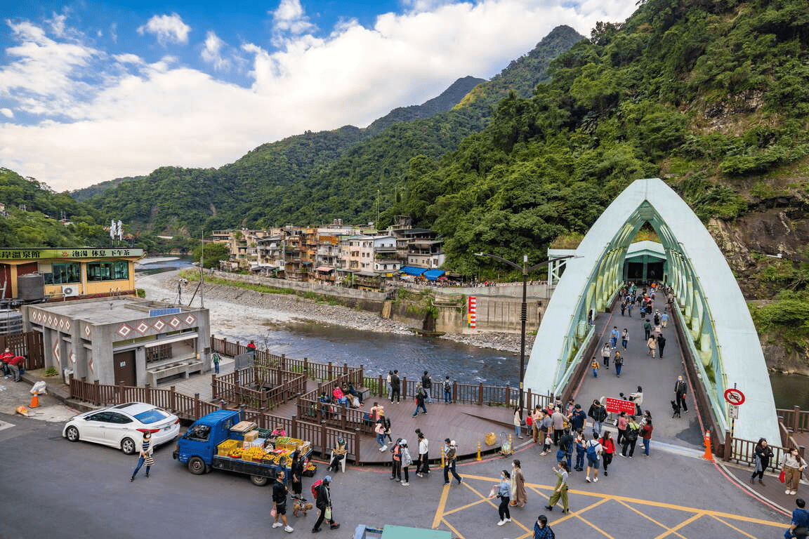 當炭火香氣在山城裡擴散,走進烏來老街,用美人湯與原民料理完成一趟慢旅行