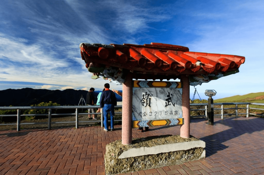 在合歡山武嶺停下腳步，順著公路與步道展開一趟貼近百岳的高山旅程