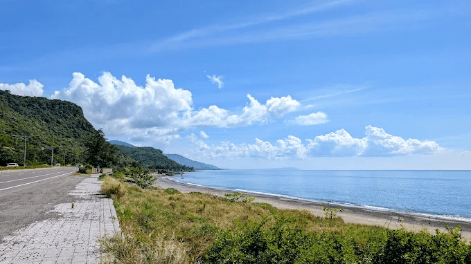 在往墾丁的路上停下腳步，走進枋山海岸景點，讓風與海接住旅途情緒