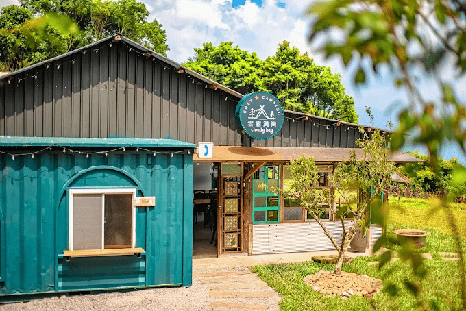 把車開進苗栗山裡的傍晚時分，住進懶人露營帳篷等夜色與星光慢慢亮起