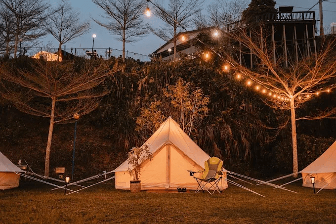 把車開進苗栗山裡的傍晚時分，住進懶人露營帳篷等夜色與星光慢慢亮起