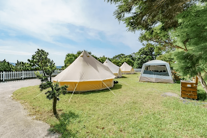 把車開進苗栗山裡的傍晚時分，住進懶人露營帳篷等夜色與星光慢慢亮起