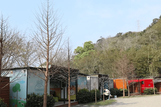 把行李帶進苗栗獅潭呼啦莊園露營車，在山林風聲與夜燈之間慢慢住一晚