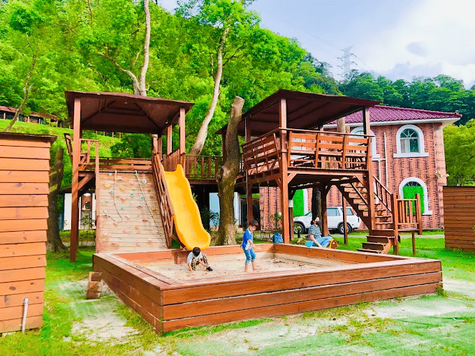 把行李帶進苗栗獅潭呼啦莊園露營車，在山林風聲與夜燈之間慢慢住一晚