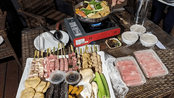 把行李帶進苗栗獅潭呼啦莊園露營車，在山林風聲與夜燈之間慢慢住一晚