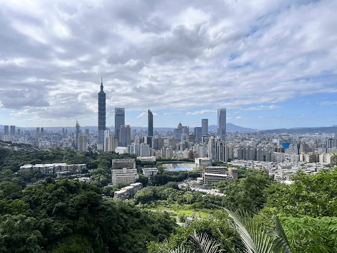 當城市退到身後，從合歡山到虎山，7 條登山步道讓台灣風景一層層展開