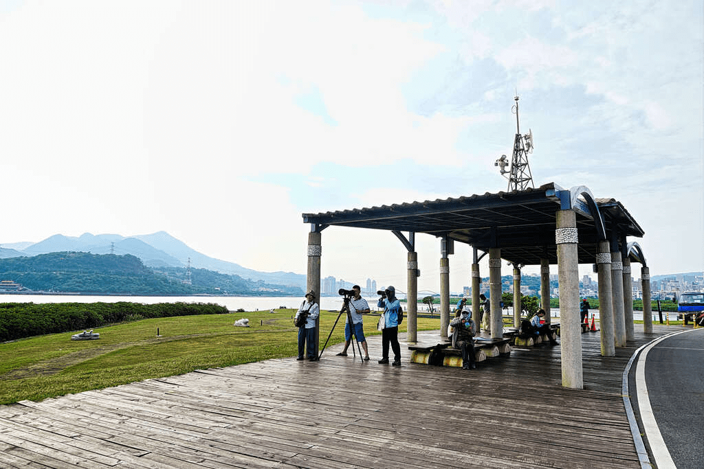 從城市邊緣出發，繞行社子島河岸，用單車迎著風等一場傍晚的光