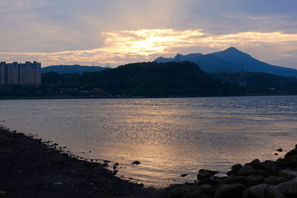 從城市邊緣出發，繞行社子島河岸，用單車迎著風等一場傍晚的光