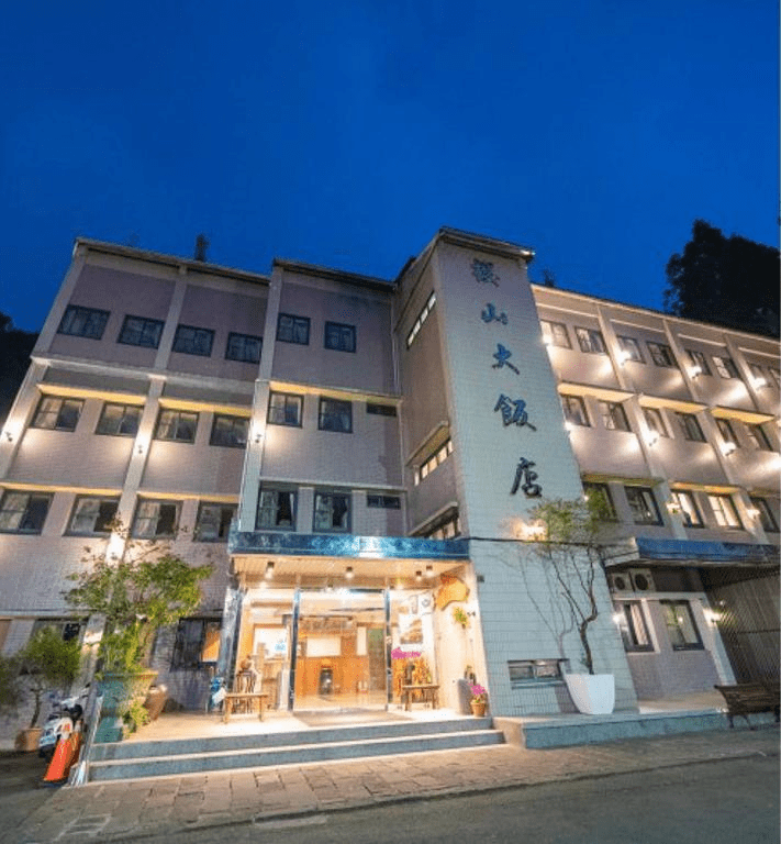 把清晨留在阿里山的房間裡，7 間飯店與民宿陪你從夜色走進第一道光