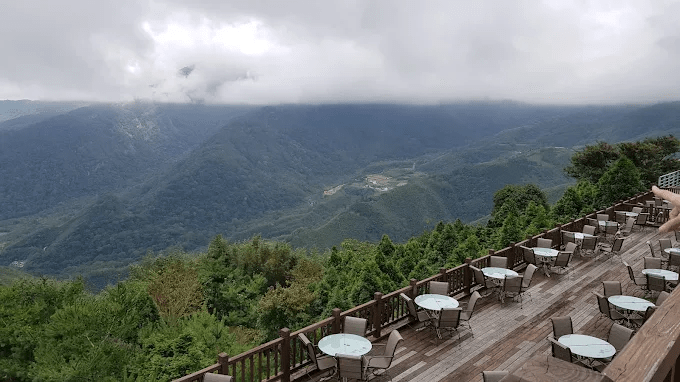 不急著下山的一晚,在新竹尖石數碼天空太空艙裡迎接夜色與雲海交替