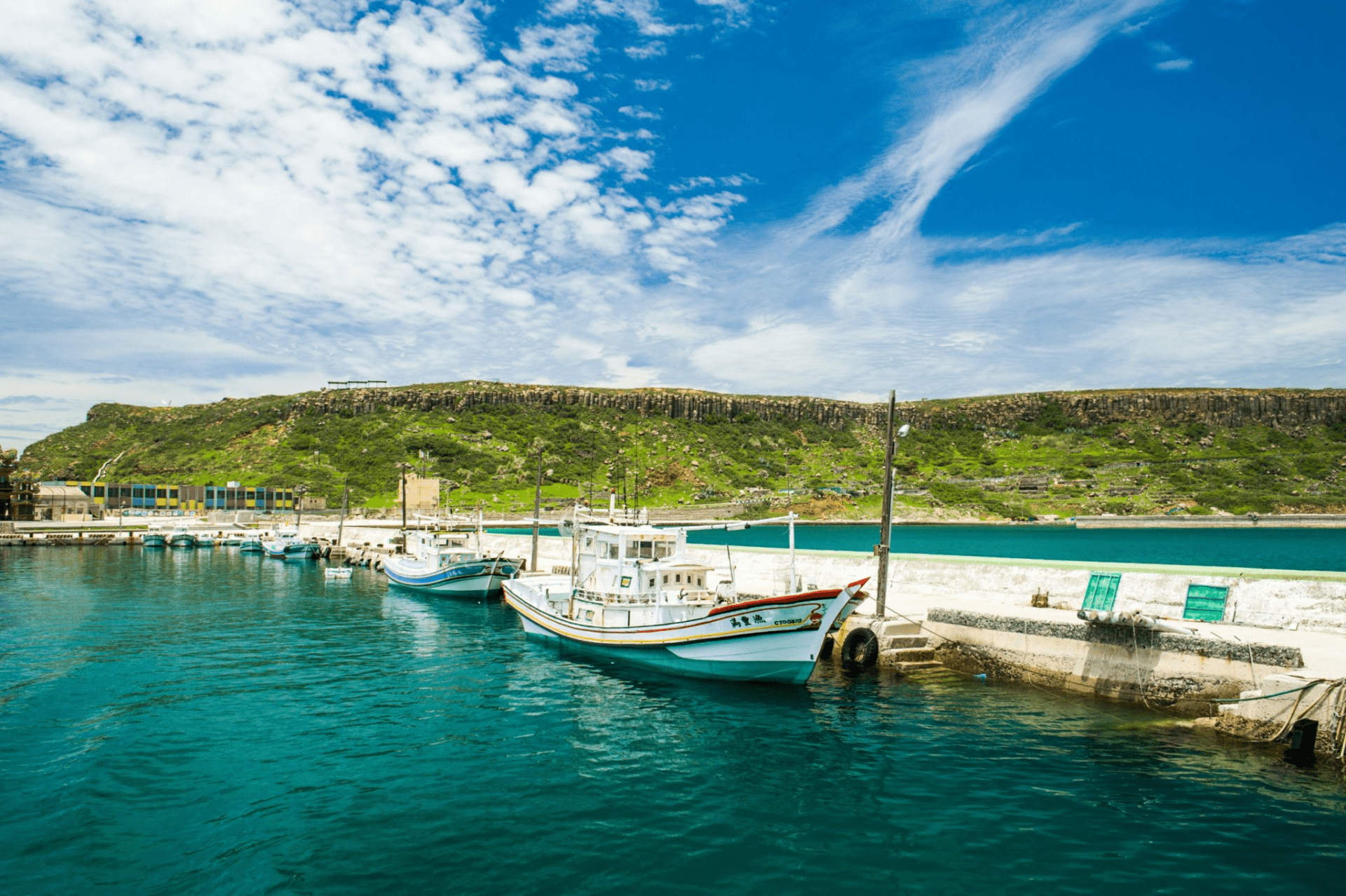 澎湖七美島著名的雙心石滬，是情侶必訪的浪漫聖地。