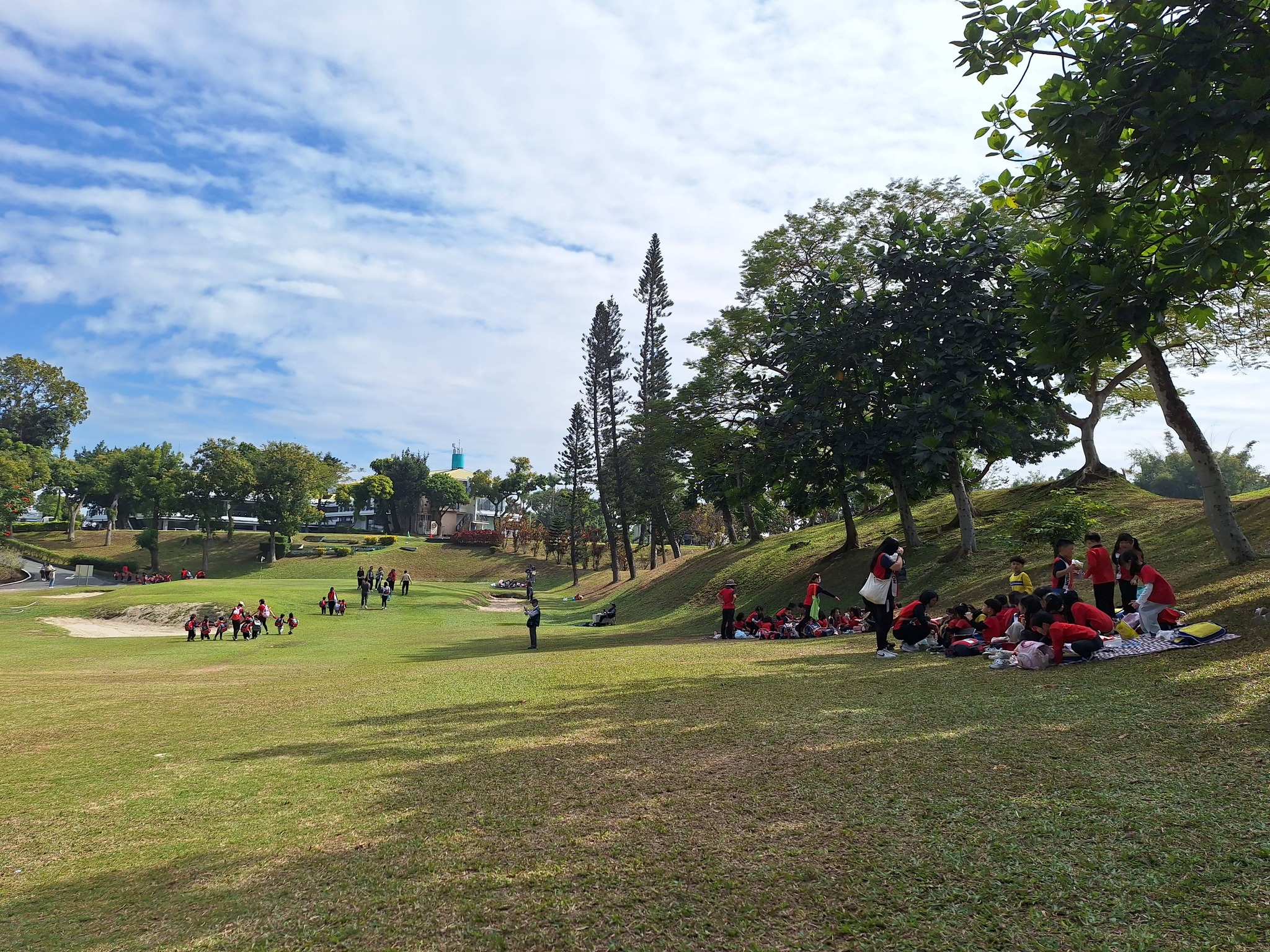 高雄鳥松果嶺自然公園沿著草坡慢慢走，午後的風從樹蔭裡輕輕吹過