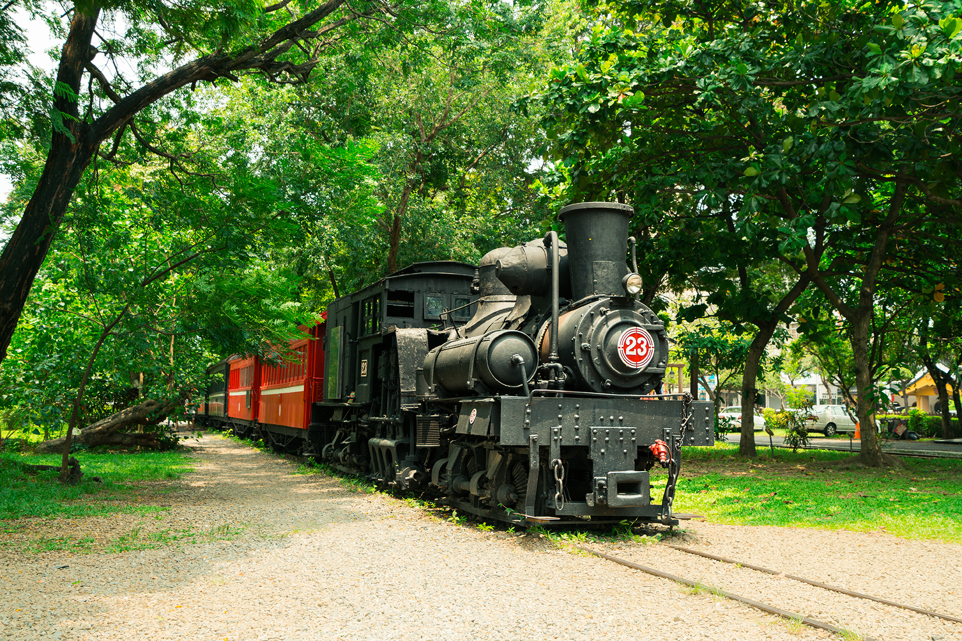 沿著鐵道園區慢慢走，在台灣各地的車站與風景之間停下腳步
