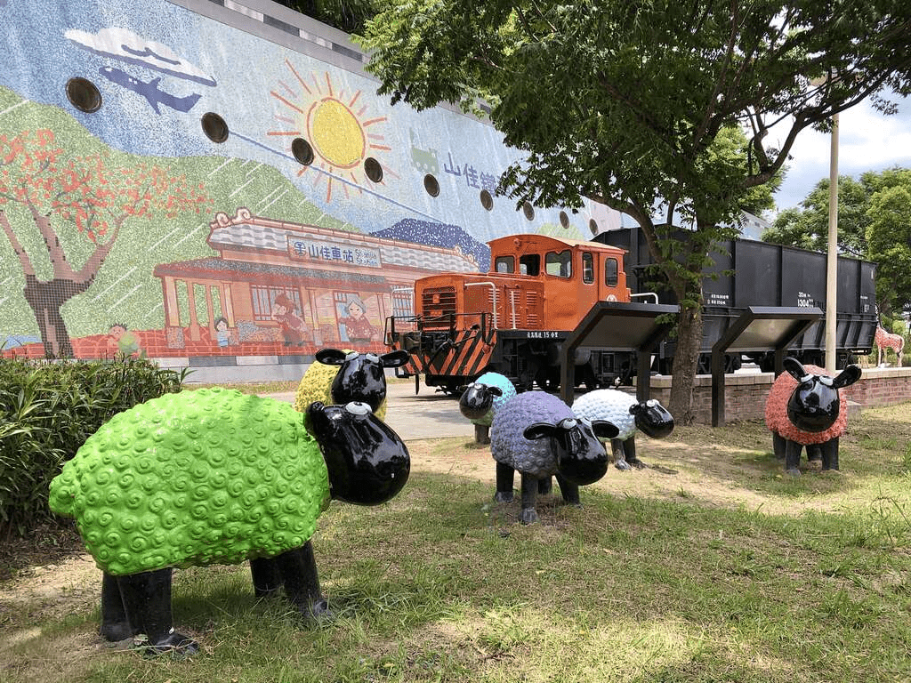 沿著鐵道園區慢慢走，在台灣各地的車站與風景之間停下腳步