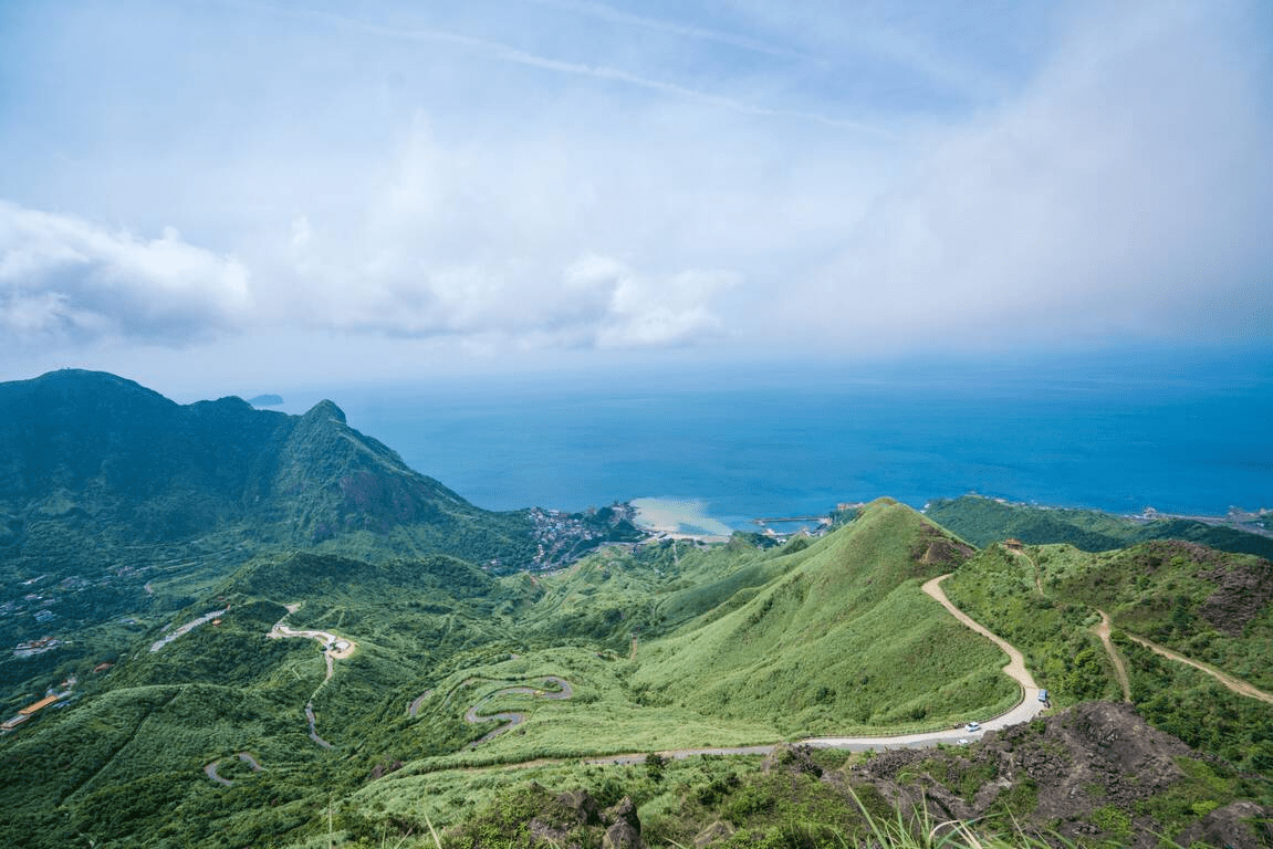 當城市退到身後，從合歡山到虎山，7 條登山步道讓台灣風景一層層展開