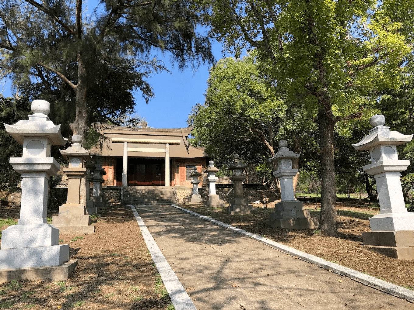 虎頭山公園入口與周邊綠意盎然的景色