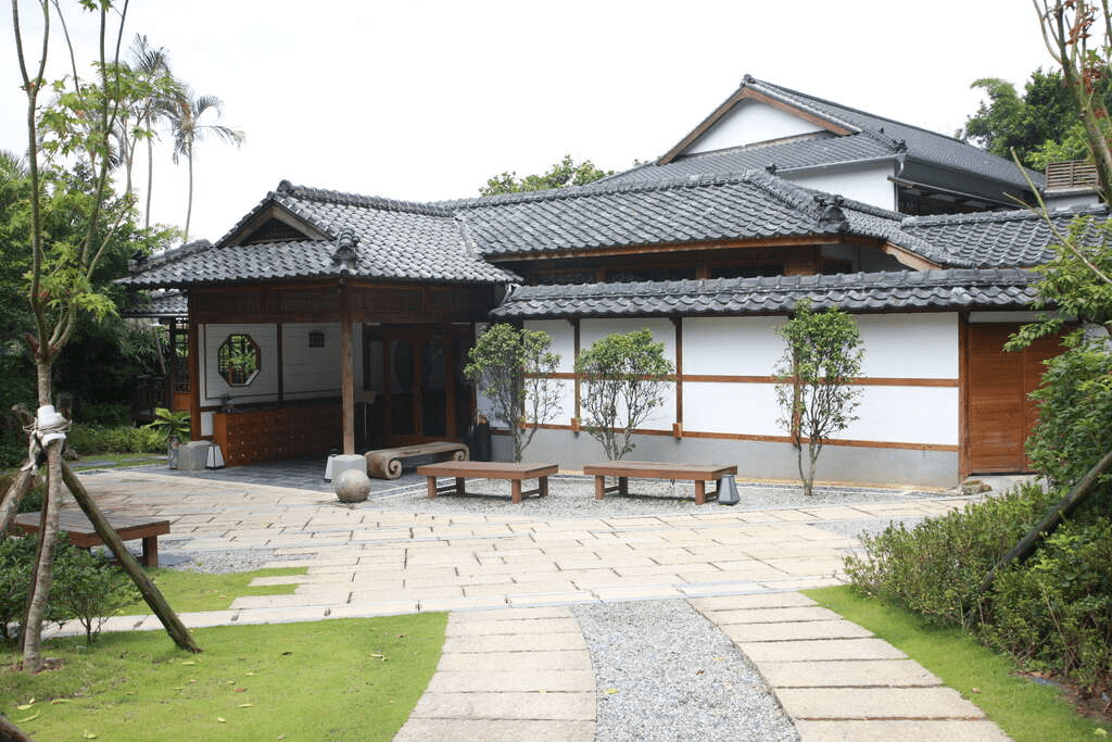 沿著霧氣走進北投溫泉街,日式老建築與天然湯泉慢慢展開的一日散步