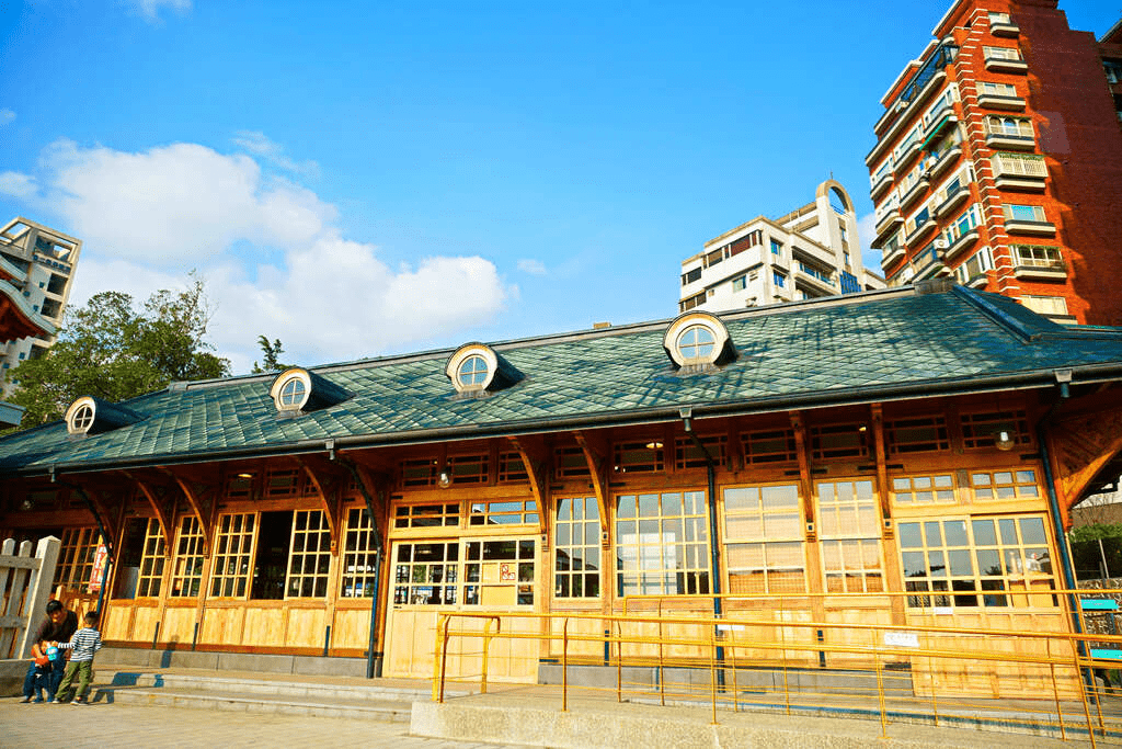 沿著霧氣走進北投溫泉街,日式老建築與天然湯泉慢慢展開的一日散步