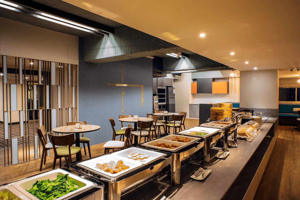 走出斗六車站就能放下行李，住進華安大飯店，用步行節奏慢慢認識雲林日常